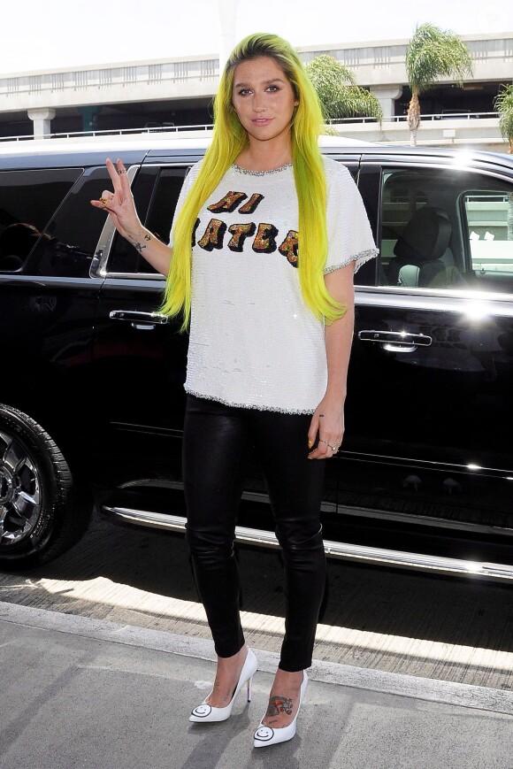 Kesha, les cheveux vert fluo, prend un vol à l'aéroport de Los Angeles, le 18 juin 2015.  