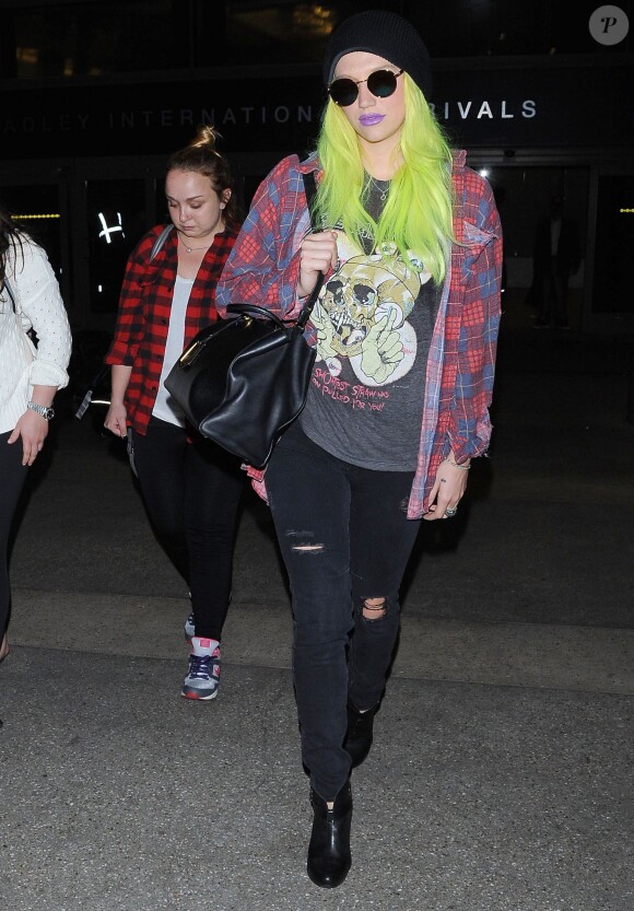 Kesha (Kesha Sebert ) arrive à l'aéroport de Los Angeles le 2 juin 2015. 