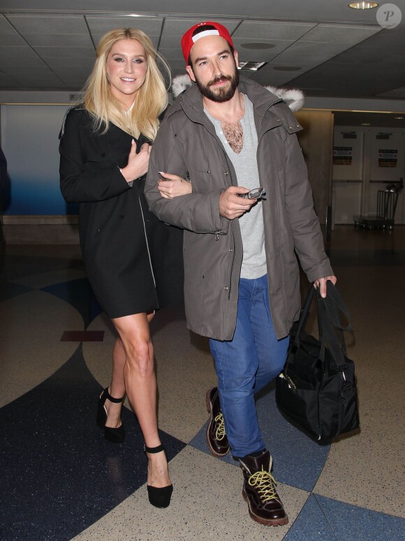 Kesha et son petit ami Brad Ashenfelter arrivent à l'aéroport de LAX à Los Angeles, le 19 février 2015 