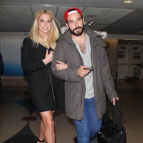 Kesha et son petit ami Brad Ashenfelter arrivent à l'aéroport de LAX à Los Angeles, le 19 février 2015 