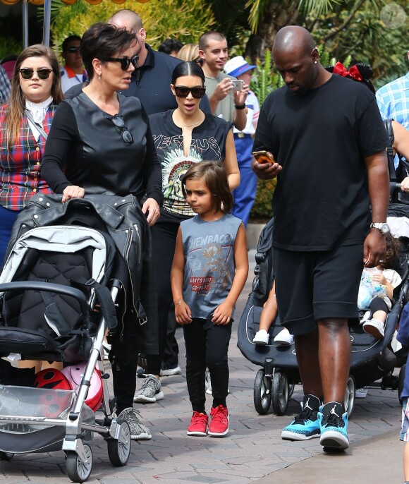 Kris Jenner, son petit-fils Mason, Kim Kardashian enceinte, sa fille North et Corey Gamble assistent à l'anniversaire de Penelope Disick (3 ans) au parc d'attractions Disneyland. Anaheim, le 8 juillet 2015.