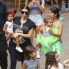 Kim, Kourtney Kardashian et leurs filles North et Penelope au parc d'attractions Disneyland. Anaheim, le 8 juillet 2015.