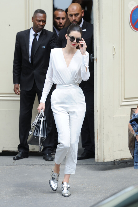 Kendall Jenner quitte le Grand Palais à l'issue du défilé Chanel haute couture (collection automne-hiver 2015-2016). Paris, le 7 juillet 2015.