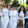 Khloe, Kourtney et Kim Kardashian enceinte, toutes en blanc, vont dîner au restaurant Casa Escobar à Westlake Village, le 7 juillet 2015. 
