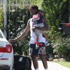 Nick Young apporte son fils Nick Jr. à Keonna Green, la mère de l'enfant venue le récupérer en voiture, devant la maison de sa fiancée Iggy Azalea à Tarzana, le 25 juin 2015.  