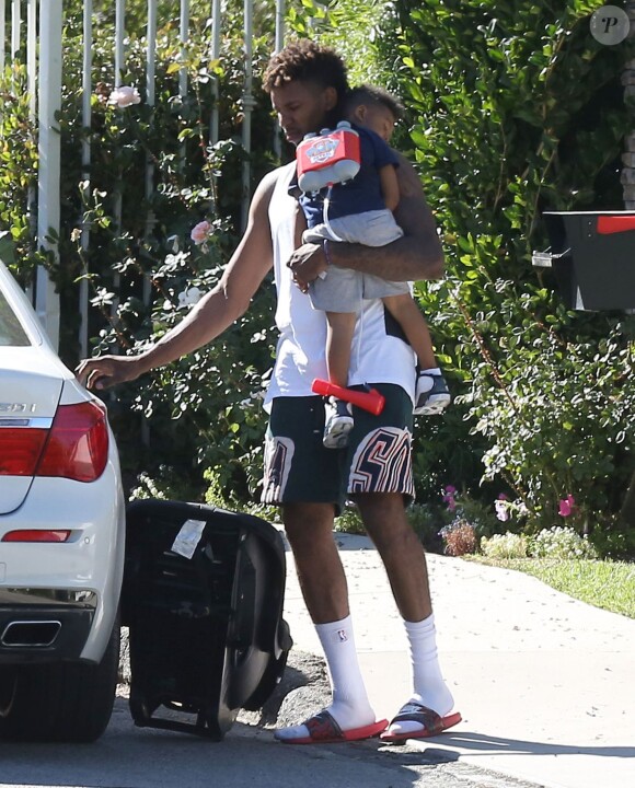 Nick Young apporte son fils Nick Jr. à Keonna Green, la mère de l'enfant venue le récupérer en voiture, devant la maison de sa fiancée Iggy Azalea à Tarzana, le 25 juin 2015.  