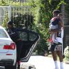 Nick Young apporte son fils Nick Jr. à Keonna Green, la mère de l'enfant venue le récupérer en voiture, devant la maison de sa fiancée Iggy Azalea à Tarzana, le 25 juin 2015 