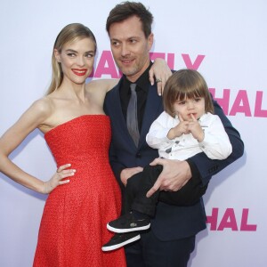 Jaime King, enceinte, son mari Kyle Newman et leur fils James à la soirée "The Arclight Cinemas" à Hollywood, le 27 mai 2015  