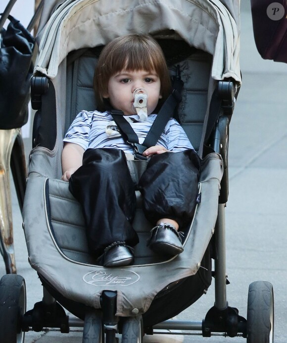 Jaime King ( enceinte )se promène en famille à New York Le 07 mai 2015 