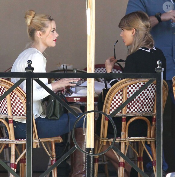 Taylor Swift et Jaime King dejeunent en terrasse au restaurant "Le Bouchon" avant d'aller faire du shopping a Beverly Hills, le 20 janvier 2014.  