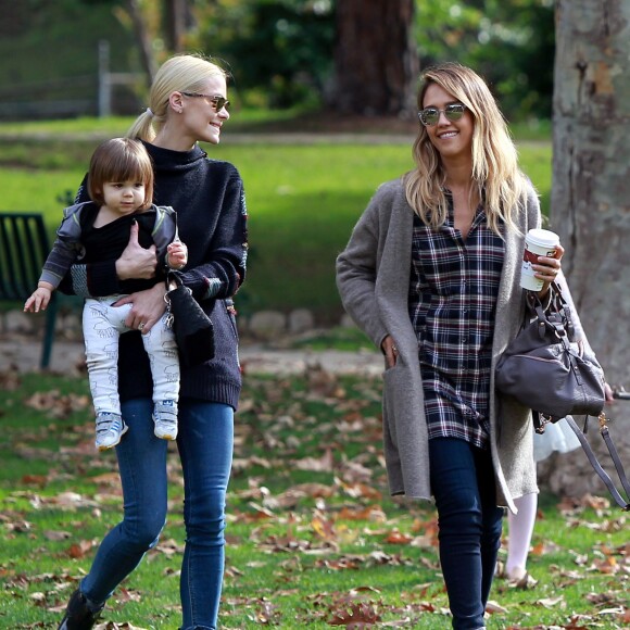 Jessica Alba a passé la journée avec ses filles Honor et Heaven dans un parc, en compagnie de son amie Jaime King, son mari Kyle Newman et leur fils James. Le 8 décembre 2014 