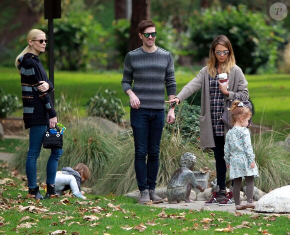 Jessica Alba a passé la journée avec ses filles Honor et Heaven dans un parc, en compagnie de son amie Jaime King, son mari Kyle Newman et leur fils James. Le 8 décembre 2014 