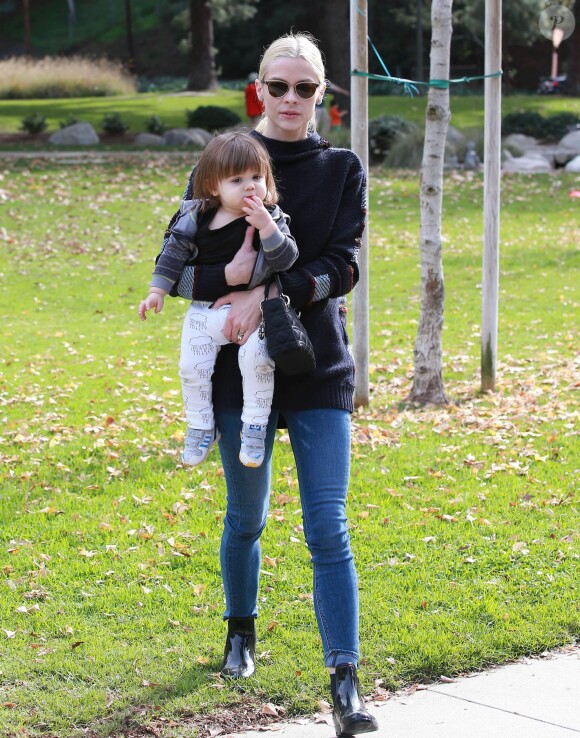 Jessica Alba et Jaime King s'amusent avec leurs enfants (Honor, Haven et James) dans un parc à Beverly Hills, le 7 décembre 2014  