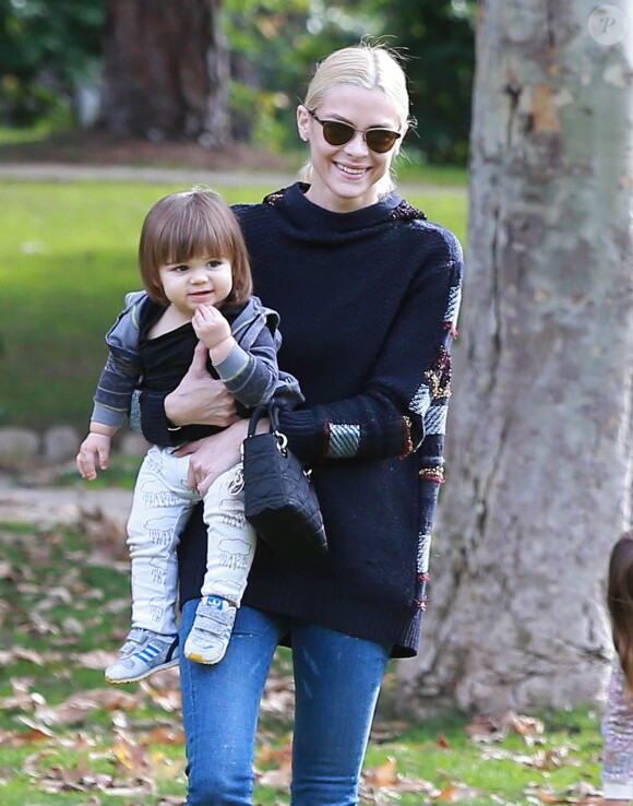 Jessica Alba et Jaime King s'amusent avec leurs enfants (Honor, Haven et James) dans un parc à Beverly Hills, le 7 décembre 2014  