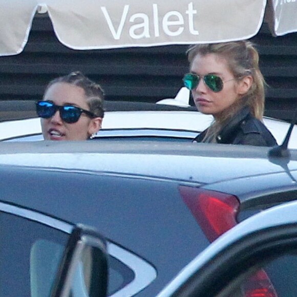 Miley Cyrus et sa compagne Stella Maxwell sont allées déjeuner au restaurant Nobu à Malibu, le 11 juillet 2015 