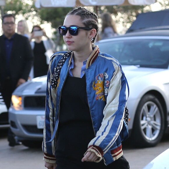 Miley Cyrus et sa compagne Stella Maxwell sont allées déjeuner au restaurant Nobu à Malibu, le 11 juillet 2015 