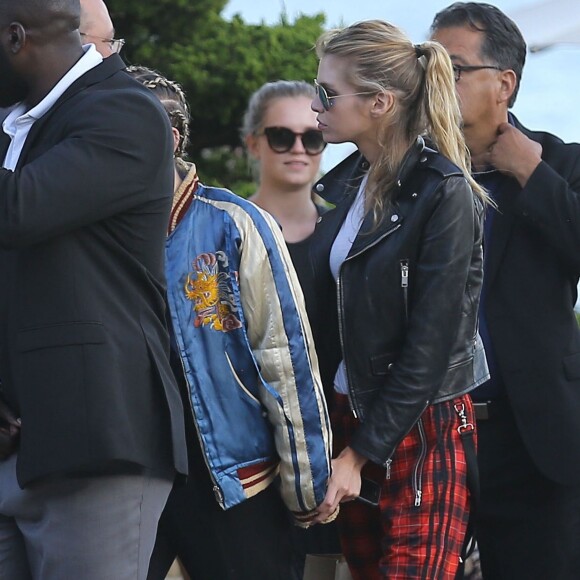 Miley Cyrus et sa compagne Stella Maxwell sont allées déjeuner au restaurant Nobu à Malibu, le 11 juillet 2015 