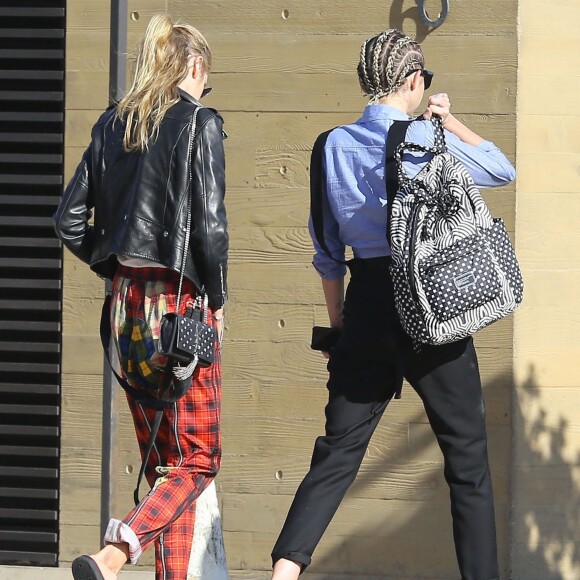 Miley Cyrus et sa compagne Stella Maxwell sont allées déjeuner au restaurant Nobu à Malibu, le 11 juillet 2015 