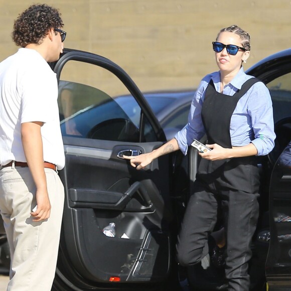 Miley Cyrus et sa compagne Stella Maxwell sont allées déjeuner au restaurant Nobu à Malibu, le 11 juillet 2015