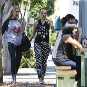 Exclusif - Miley Cyrus est allée déjeuner avec sa mère Tish Cyrus à Studio City, le 10 juillet 2015