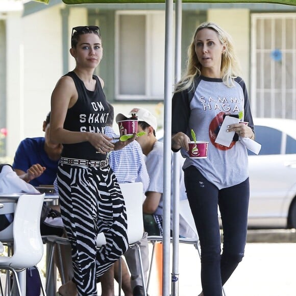 Exclusif - Miley Cyrus est allée déjeuner avec sa mère Tish Cyrus à Studio City, le 10 juillet 2015