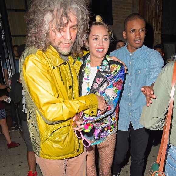 Miley Cyrus et  Wayne Coyne, du groupe Flaming Lips, à la sortie d'un club dans le quartier de Soho House à New York, le 17 juin 2015