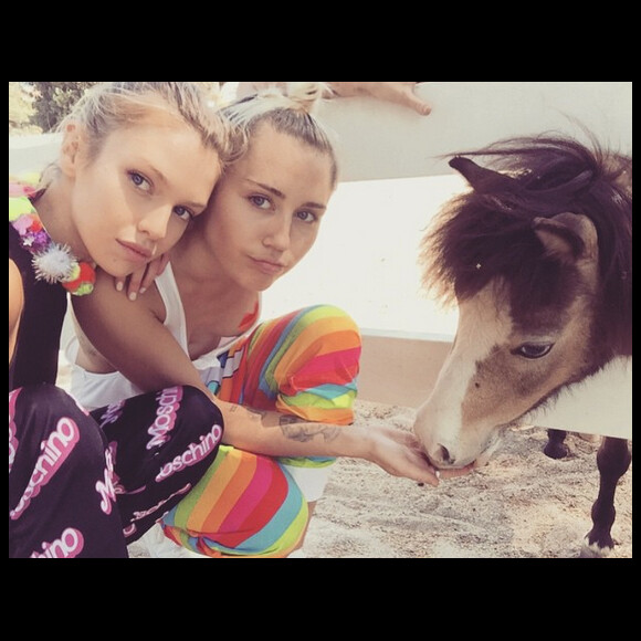 Miley Cyrus et Stella Maxwell sur Instagram / juin 2015