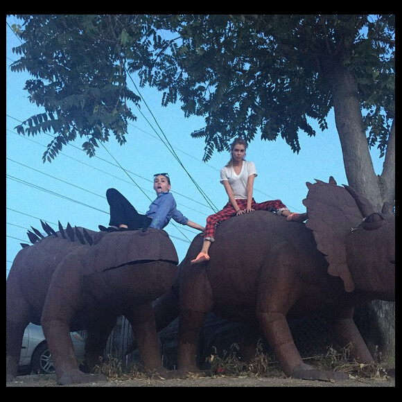 Miley Cyrus et Stella Maxwell sur Instagram / juillet 2015