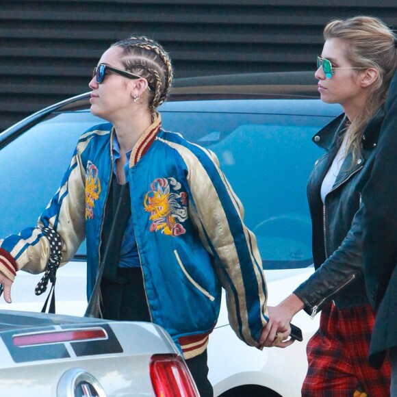 Miley Cyrus et sa girlfriend Stella Maxwell sont allées déjeuner au restaurant Nobu à Malibu, le 11 juillet 2015