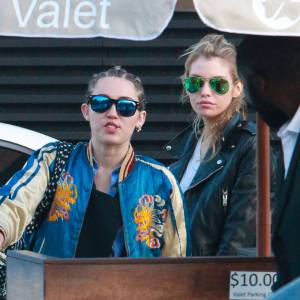 Miley Cyrus et sa girlfriend Stella Maxwell sont allées déjeuner au restaurant Nobu à Malibu, le 11 juillet 2015