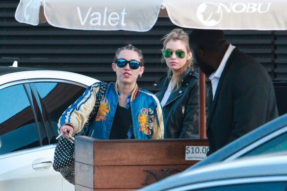 Miley Cyrus et sa girlfriend Stella Maxwell sont allées déjeuner au restaurant Nobu à Malibu, le 11 juillet 2015