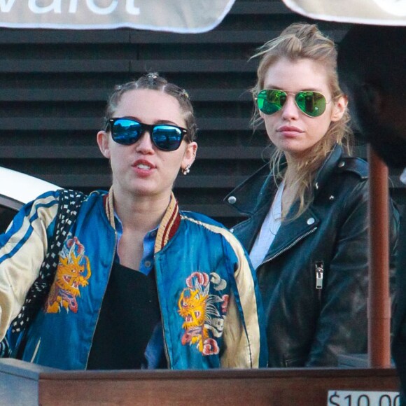 Miley Cyrus et sa girlfriend Stella Maxwell sont allées déjeuner au restaurant Nobu à Malibu, le 11 juillet 2015
