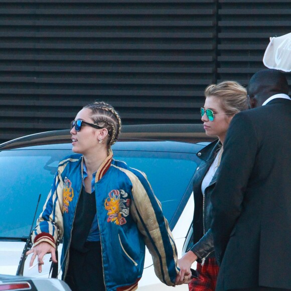 Miley Cyrus et sa girlfriend Stella Maxwell sont allées déjeuner au restaurant Nobu à Malibu, le 11 juillet 2015
