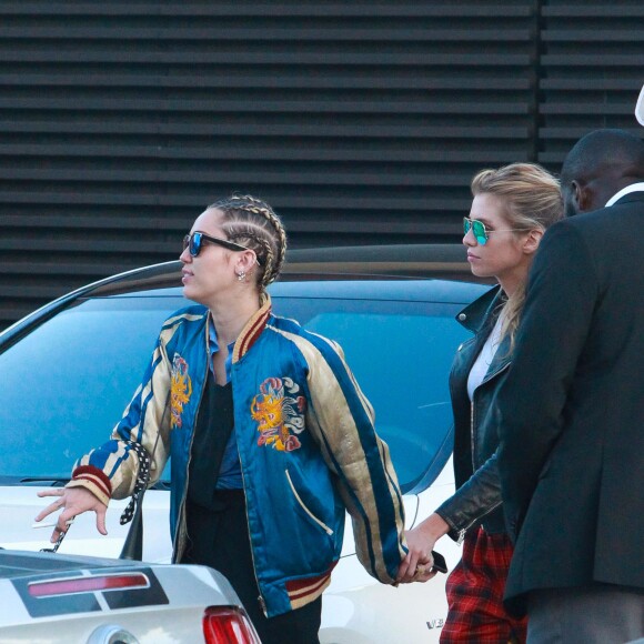 Miley Cyrus et sa girlfriend Stella Maxwell sont allées déjeuner au restaurant Nobu à Malibu, le 11 juillet 2015