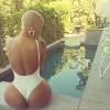 Amber Rose se détend au bord de sa piscine. Photo publiée le 11 juillet 2015.