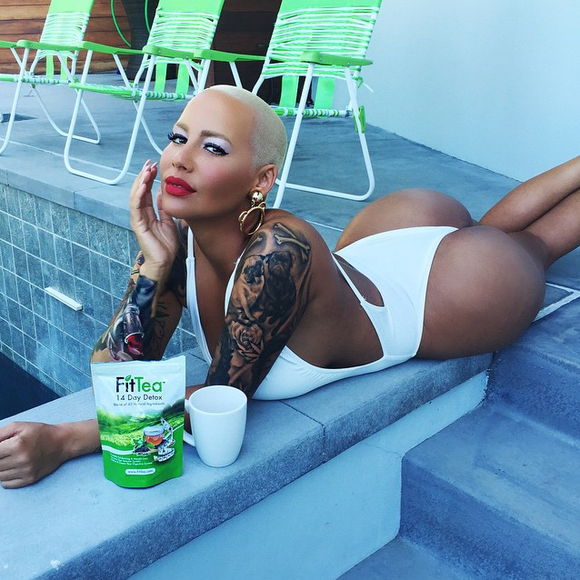 Amber Rose, irrésistible en maillot blanc. Photo publiée le 11 juillet 2015.