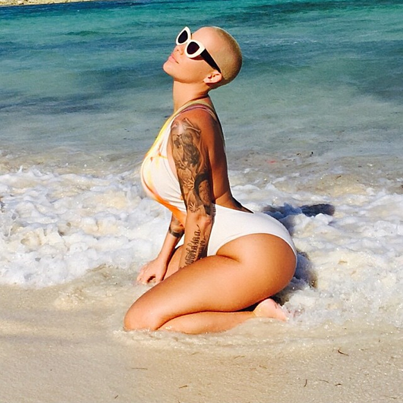 Amber Rose se détend sur une plage des Bahamas. Photo publiée le 13 mars 2015.