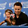 Stephen Curry et sa fille Riley en conférence de presse en juin 2015. Le meneur des Golden State Warriors et sa femme Ayesha ont accueilli le 10 juillet leur 2e petite fille, Ryan Carson.