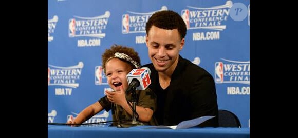 Stephen Curry et sa fille Riley en conférence de presse en juin 2015. Le meneur des Golden State Warriors et sa femme Ayesha ont accueilli le 10 juillet leur 2e petite fille, Ryan Carson.