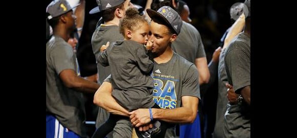 Stephen Curry et sa fille Riley en juin 2015. Le meneur des Golden State Warriors et sa femme Ayesha ont accueilli le 10 juillet leur 2e petite fille, Ryan Carson.