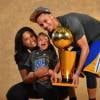 Stephen Curry, sa femme Ayesha et sa fille Riley fêtant le titre NBA en juin 2015. Le meneur des Golden State Warriors et sa femme Ayesha ont accueilli le 10 juillet leur 2e petite fille, Ryan Carson.