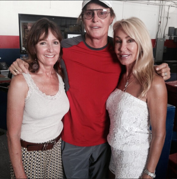 Caitlyn Jenner entouré se ses ex-femmes Linda Thompson et Chrystie Scott - photo publiée sur le compte Instagram de Linda Thompson le 29 avril 2015