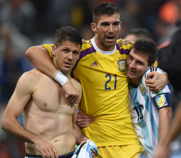 Martin Demichelis et Lionel Messi avec leur gradien Mariano Andujar lors de la demi-finale de la Coupe du monde en juillet 2014 au Brésil