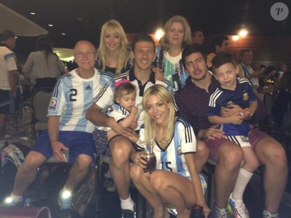 Martin Demichelis et sa compagne Evangelina Anderson, avec leurs enfants Lola et Bastian, font la fête après la qualification de l'Argentine pour les demi-finales de la Coupe du monde au Brésil le 4 juillet 2014
