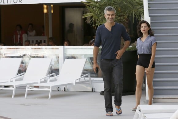 Exclusif - François Vincentelli et sa compagne Alice Dufour - Défilé Mode City en hommage au bikini à la piscine Molitor à Paris, le 5 juillet 2015. Sur le podium des modèles mythiques de 1890 à nos jours et collectionnés par Nuits de satin.