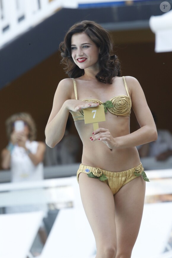Alice Dufour porte un bikini historique de Louis Réard (l'inventeur du bikini) - Défilé Mode City en hommage au bikini à la piscine Molitor à Paris, le 5 juillet 2015. Sur le podium des modèles mythiques de 1890 à nos jours et collectionnés par Nuits de satin.