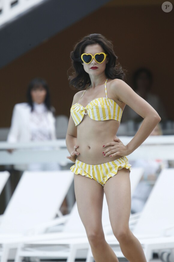 Alice Dufour, très Lolita - Défilé Mode City en hommage au bikini à la piscine Molitor à Paris, le 5 juillet 2015. Sur le podium des modèles mythiques de 1890 à nos jours et collectionnés par Nuits de satin.