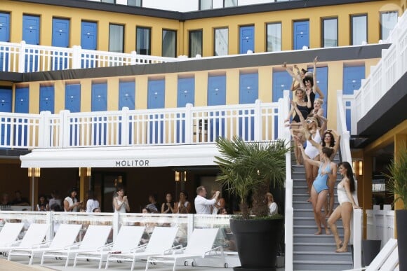 Défilé Mode City en hommage au bikini à la piscine Molitor à Paris, le 5 juillet 2015. Sur le podium des modèles mythiques de 1890 à nos jours et collectionnés par Nuits de satin.