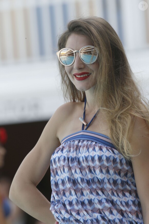 Défilé Mode City en hommage au bikini à la piscine Molitor à Paris, le 5 juillet 2015. Sur le podium des modèles mythiques de 1890 à nos jours et collectionnés par Nuits de satin.