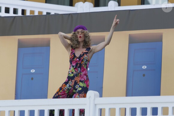 Défilé Mode City en hommage au bikini à la piscine Molitor à Paris, le 5 juillet 2015. Sur le podium des modèles mythiques de 1890 à nos jours et collectionnés par Nuits de satin.